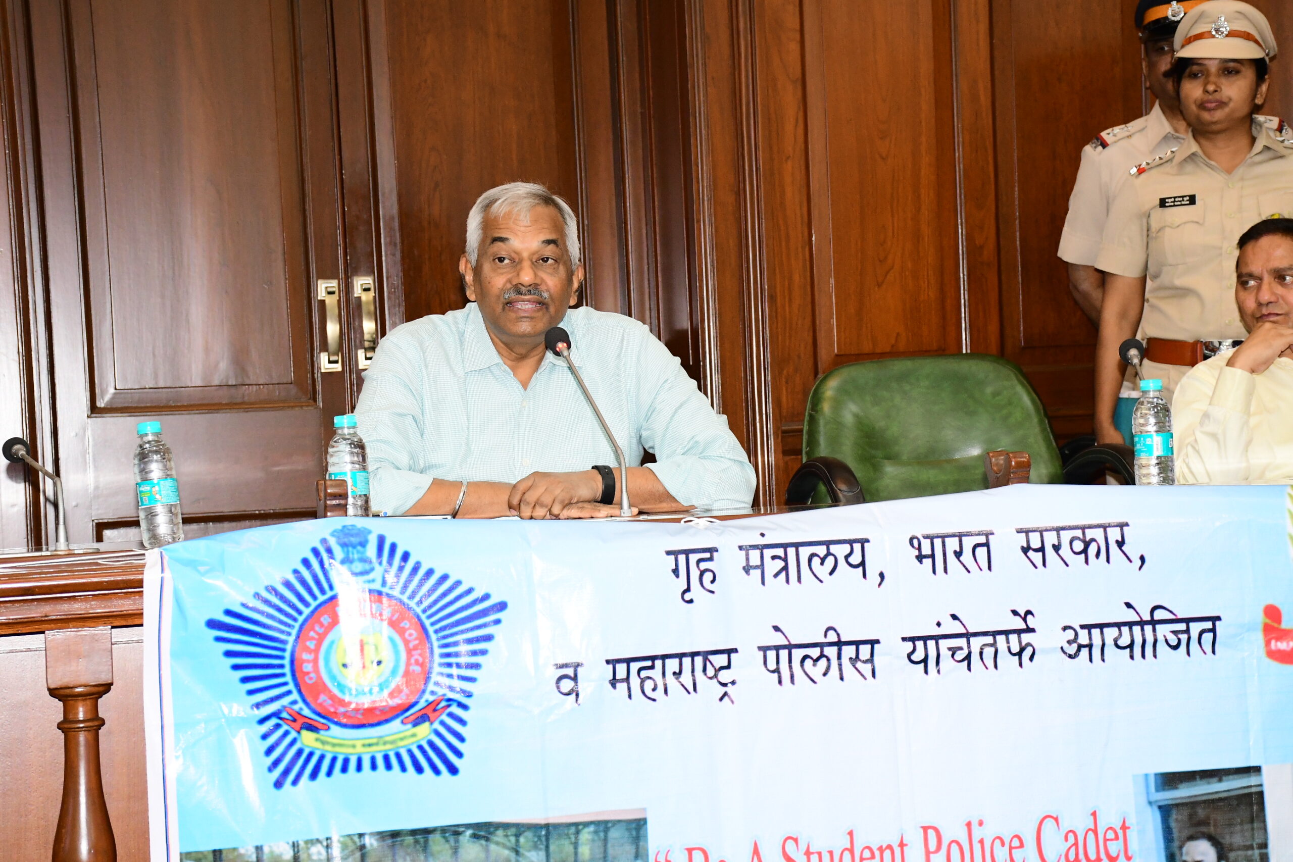 You are currently viewing स्टुडंट पोलीस कॅडेट कार्यक्रम अंतर्गत दि. ०९/०१/२०२३ रोजी मा. पोलीस महासंचालक, प्रशिक्षण व खास पथके, महाराष्ट्र राज्य, मुंबई यांनी मुंबई शहर येथिल १०० विद्यार्थी यांचेसोबत संवाद साधला. त्यावेळीची छायाचित्रे.