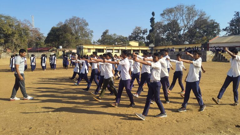 Read more about the article ‘ स्टुडंट पोलीस कॅडेट प्रोग्राम ’ अंतर्गत घटक गडचिरोली यांनी दिनांक 25/02/2023 रोजी जिल्हा परिषद शाळा एटापल्ली येथील 8 वी व 9 वी च्या विद्यार्थ्यांना विद्यार्थ्यांचे बाह्यवर्ग प्रशिक्षण घेण्यात आले. त्यावेळीची छायाचित्रे.