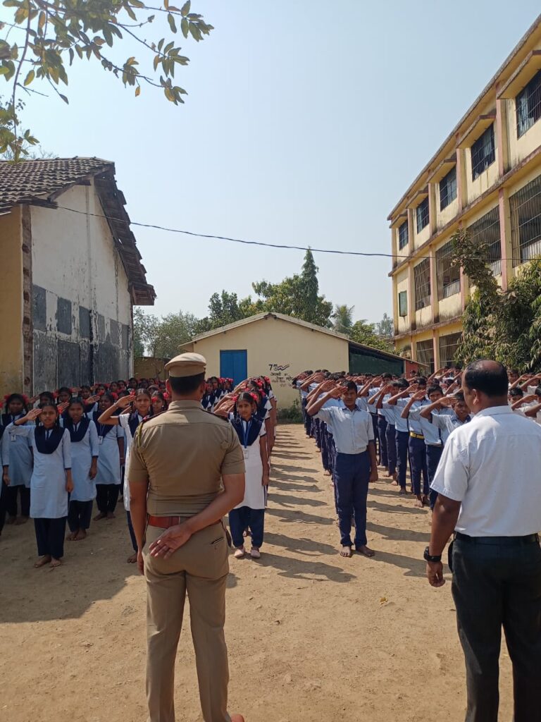 Read more about the article ‘ स्टुडंट पोलीस कॅडेट प्रोग्राम ’ अंतर्गत घटक पालघर यांनी दिनांक 28/02/2023 रोजी शेतकी शाळा तलासरी येथील 8 वी व 9 वी च्या विद्यार्थ्यांना रस्ते सुरक्षा व वाहतूक जागरूकता, शिस्त, महिला बालकांचे सुरक्षितता, मूलभूत कायदे, विद्यार्थ्यांसाठी स्पर्धा परीक्षा बाबत माहिती देण्यात आली. त्यावेळीची छायाचित्रे.