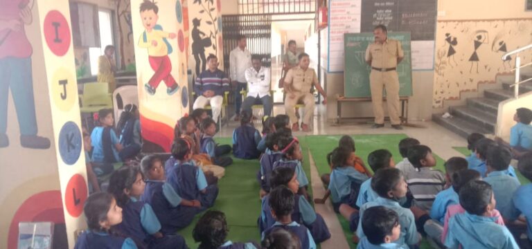 Read more about the article ‘ स्टुडंट पोलीस कॅडेट प्रोग्राम ’ अंतर्गत घटक सोलापुर ग्रामीण यांनी दिनांक 28/02/2023 रोजी शासकीय माध्यमिक आश्रम शाळा होटगी येथील 8 वी व 9 वी च्या विद्यार्थ्यांना महिला व मुलांची सुरक्षा,गुन्हे प्रतिबंध व नियंत्रण आणि DIAL 112 चे* यंत्रणा ,बालविवाह कारणे, दुष्परिणाम आणि उपाययोजना बाबत आणि समाजातील वाईट चालीरिती तसेच CHILDLINE 1098 बाबत माहिती देऊन .सोबतच शारीरिक शिक्षणाचे महत्व सांगून प्रात्यक्षिक करून घेतले. त्यावेळीची छायाचित्रे.