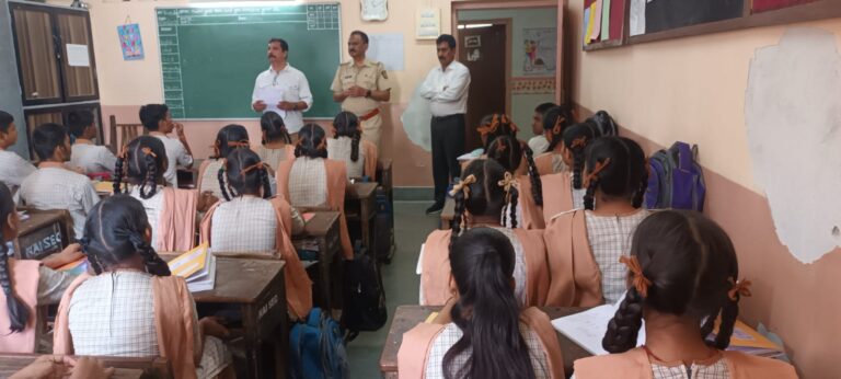Read more about the article ‘ स्टुडंट पोलीस कॅडेट प्रोग्राम ’ अंतर्गत घटक मुंबई शहर यांनी दिनांक 02/03/2023 रोजी नायगाव/परेल मराठी म्युनिसीपल सेकंडरी स्कल, जी.के. मार्ग मराठी म्युनिसीपल सेकंडरी स्कुल येथील 8 वी व 9 वी च्या विद्यार्थ्यांना Fight against corruption आणि disaster management विषयावर मार्गदर्शन करण्यात आले. त्यावेळीची छायाचित्रे.