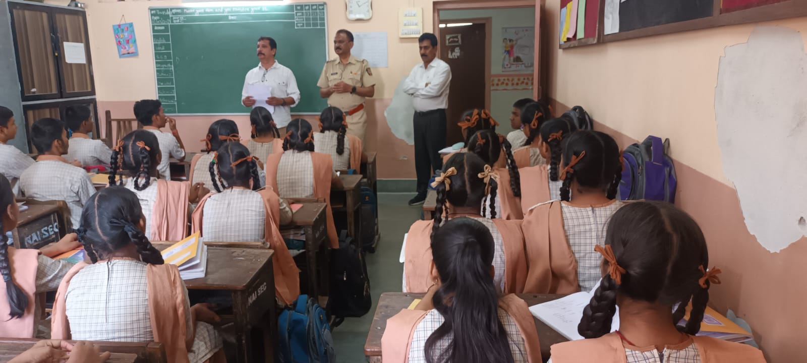 You are currently viewing ‘ स्टुडंट पोलीस कॅडेट प्रोग्राम ’ अंतर्गत घटक मुंबई शहर यांनी दिनांक 02/03/2023 रोजी नायगाव/परेल मराठी म्युनिसीपल सेकंडरी स्कल, जी.के. मार्ग मराठी म्युनिसीपल सेकंडरी स्कुल येथील 8 वी व 9 वी च्या विद्यार्थ्यांना Fight against corruption आणि disaster management विषयावर मार्गदर्शन करण्यात आले. त्यावेळीची छायाचित्रे.