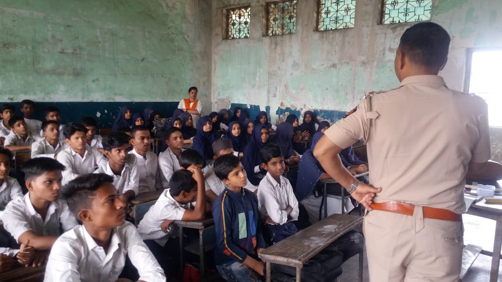 You are currently viewing ‘ स्टुडंट पोलीस कॅडेट प्रोग्राम ’ अंतर्गत घटक ठाणे शहर यांनी दिनांक 03/03/2023 रोजी अंतर्गत महानगरपालिका उर्दु शाळा निजाम पूरा, भिवंडी येथील 8 वी व 9 वी च्या विद्यार्थ्यांना महिला व मुलाचे सुरक्षा याबाबत माहिती देण्यात आली. त्यावेळीची छायाचित्रे.