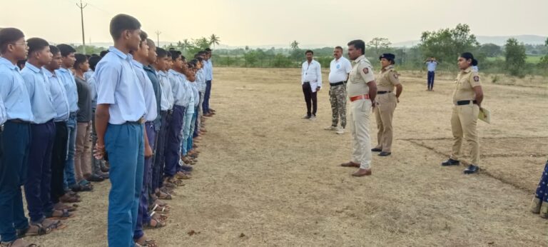 Read more about the article  ‘ स्टुडंट पोलीस कॅडेट प्रोग्राम ’ अंतर्गत घटक सांगली यांनी दिनांक 15/12/2022 रोजी शासकीय निवासी शाळा कवठेमंकाळ येथील 8 वी व 9 वी च्या विद्यार्थ्यांना रस्ता सुरक्षा व वाहतूक नियम, विद्यार्थी व समुदाय पोलिसिंग, समाजातील वाईट चालीरीती, शिस्त,महिलांविषयक कायदे, पोक्सो कायदा, गुड टच-बॅड टच, याबाबत सपोनि प्रदीप झालटे यांनी मार्गदर्शन  केले.  तसेच  DI कोळी यांनी कवायत प्रशिक्षण दिले. त्यावेळीची छायाचित्रे.