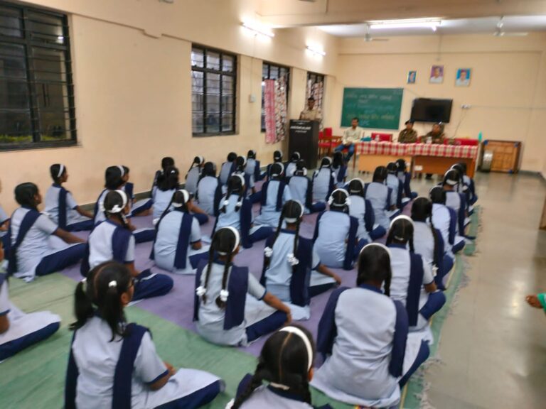 Read more about the article ‘ स्टुडंट पोलीस कॅडेट प्रोग्राम ’ अंतर्गत घटक सांगली यांनी दिनांक 12/12/2022 रोजी जवाहर नवोदय विद्यालय, पलूस , तसेच शासकीय निवासी शाळा बाबवडे ,पलूस येथील 8 वी व 9 वी च्या विद्यार्थ्यांना SPC कार्यक्रम उद्देश, cyber crime, रस्ता सुरक्षा व वाहतूक नियम, डायल 112,शिस्त,महिलांविषयक कायदे, पोक्सो कायदा, गुड टच-बॅड टच, याबाबत सपोनी प्रदीप झालटे यांनी मार्गदर्शन केले. तसेच 9 mm पिस्टल व carbine याबाबत मार्गदर्शन करण्यात. त्यावेळीची छायाचित्रे.