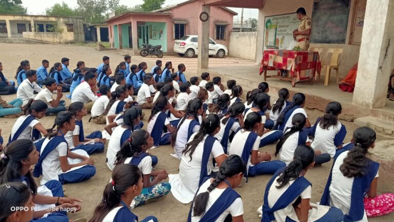 Read more about the article ‘ स्टुडंट पोलीस कॅडेट प्रोग्राम ’ अंतर्गत घटक यवतमाळ यांनी दिनांक 16/03/2023 रोजी जि.प.शाळा माणिकवाडा,यवतमाळ येथील 8 वी व 9 वी च्या विद्यार्थ्यांना पोलीस/ प्रशासन व सुरक्षा याची विद्यार्थ्यांना माहिती दिली. पोलिसांची भूमिका आणि कार्य, गुन्हे प्रतिबंध-गुन्हे नियंत्रण, रस्ता सुरक्षा आणि रहदारी जागरूकता, महिला आणि मुलांची सुरक्षितता, संघभावना व शिस्त  याबाबत सविस्तर माहिती देऊन व विद्यार्थ्यांना  जबाबदारीची जाणीव करून देऊन शांतता व सुव्यवस्था आणि गुन्हे नियंत्रणासाठी पोलीसांना मदत करण्यासाठी विद्यार्थ्यांना प्रोत्साहित करण्यात आले. त्यावेळीची छायाचित्रे.