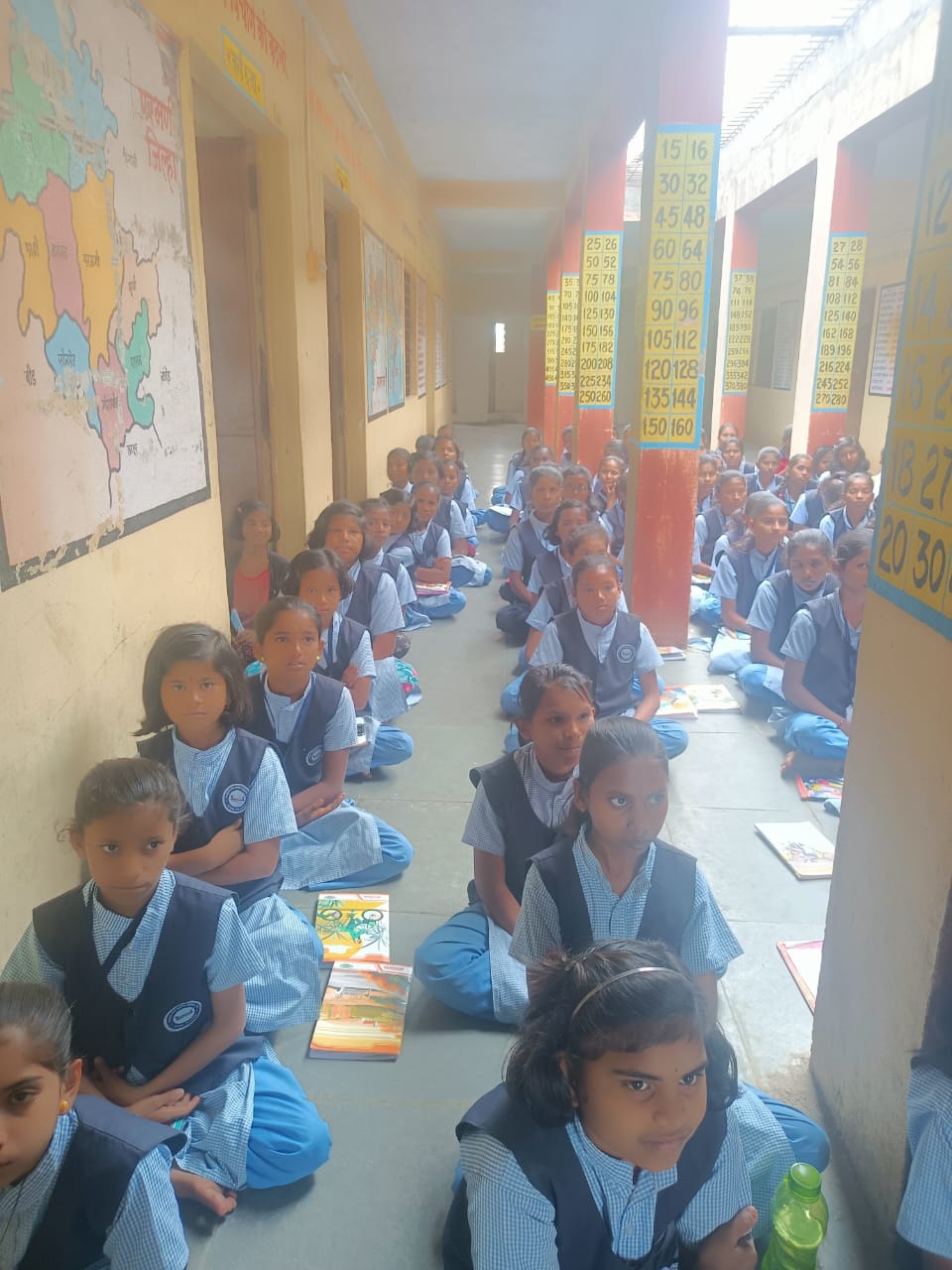 Read more about the article ‘ स्टुडंट पोलीस कॅडेट प्रोग्राम ’ अंतर्गत घटक परभणी यांनी दिनांक 16/03/2023 रोजी कस्तुरबा गांधी बालिका विद्यालय पूर्णा येथील 8 वी व 9 वी च्या विद्यार्थ्यांना एस पी सी प्रोग्रामचे महत्त्व,  महिला व बालकांचे सुरक्षा, सामुदायिक पोलिसिंग व विद्यार्थी, रोड रूल्स व रोड सेफ्टी, संघ भावना, शिस्त, सायबर क्राईम विषयी माहिती, डायल 112 यंत्रणा बाबत माहिती, डायल 1098 इत्यादी बाबतीत माहिती दिली. त्यावेळीची छायाचित्रे.