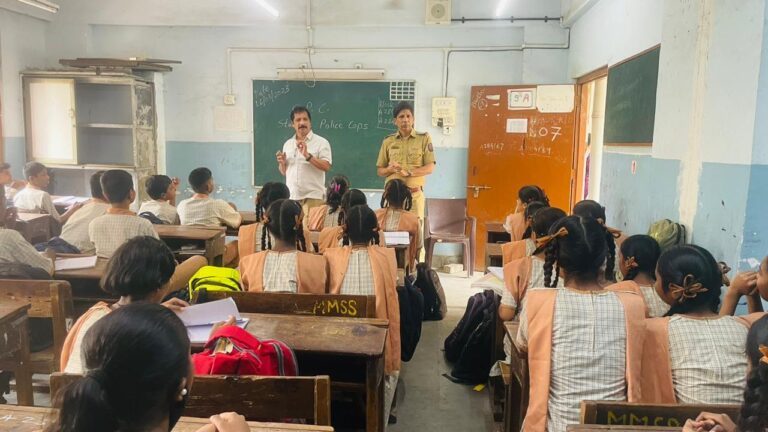 Read more about the article ‘ स्टुडंट पोलीस कॅडेट प्रोग्राम ’ अंतर्गत घटक मुंबई शहर यांनी दिनांक 16/03/2023 रोजी मालवणी म्युनिसीपल सेकंडरी स्कुल येथील 8 वी व 9 वी च्या विद्यार्थ्यांना disaster management या विषयावर माहिती देण्यात आली. त्यावेळीची छायाचित्रे.