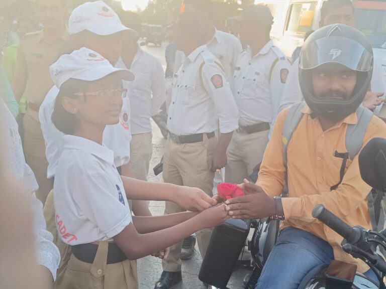 Read more about the article ‘ स्टुडंट पोलीस कॅडेट प्रोग्राम ’ अंतर्गत घटक लातूर यांनी 8 वी व 9 वी च्या विद्यार्थ्यामार्फत गोलाई तसेच शिवाजी चौक य़ा ठिकाणी ट्रॅफिक पथनाट्य सादर करून जनजागृती केली. त्यावेळीची छायाचित्रे.