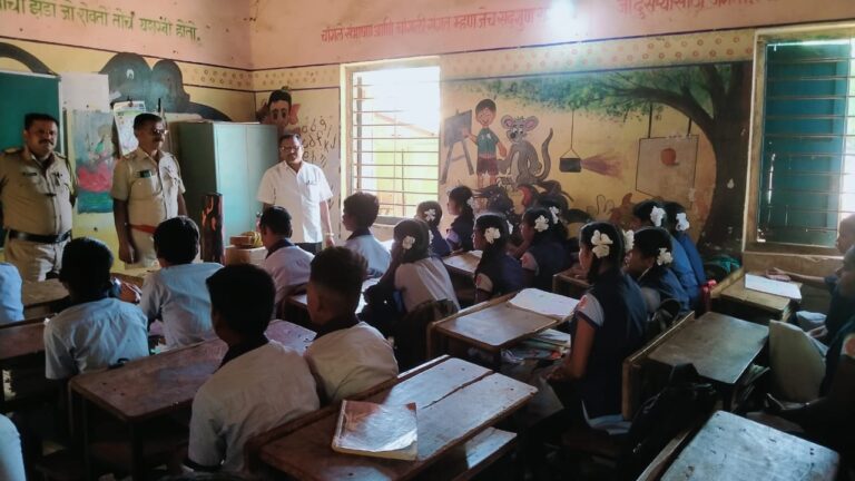 Read more about the article ‘ स्टुडंट पोलीस कॅडेट प्रोग्राम ’ अंतर्गत घटक पालघर यांनी दिनांक 24/03/2023 रोजी जि.प शाळा काळीधोंड  येथील 8 वी व 9 वी च्या विद्यार्थ्यांना रस्ते सुरक्षा व वाहतूक जागरूकता, शिस्त, महिला बालकांचे सुरक्षितता, मूलभूत कायदे, विद्यार्थ्यांसाठी स्पर्धा परीक्षा बाबत माहिती देण्यात आली. त्यावेळीची छायाचित्रे.
