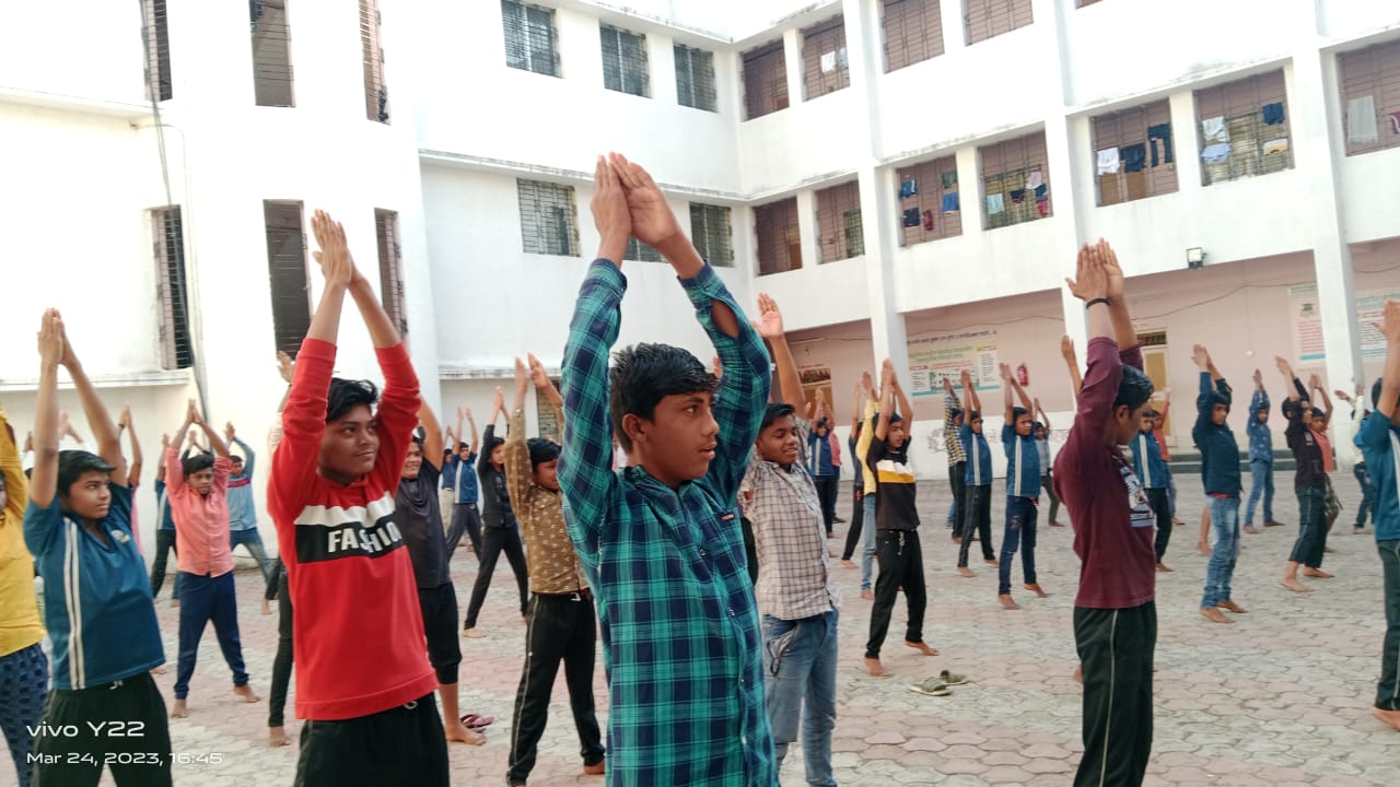 You are currently viewing ‘ स्टुडंट पोलीस कॅडेट प्रोग्राम ’ अंतर्गत घटक वाशिम यांनी दिनांक 24/03/2023 रोजी शासकीय निवासी  शाळा, सवड येथील 8 वी व 9 वी च्या विद्यार्थ्यांना PT ड्रिल चे प्रशिक्षण दिले. त्यावेळीची छायाचित्रे.