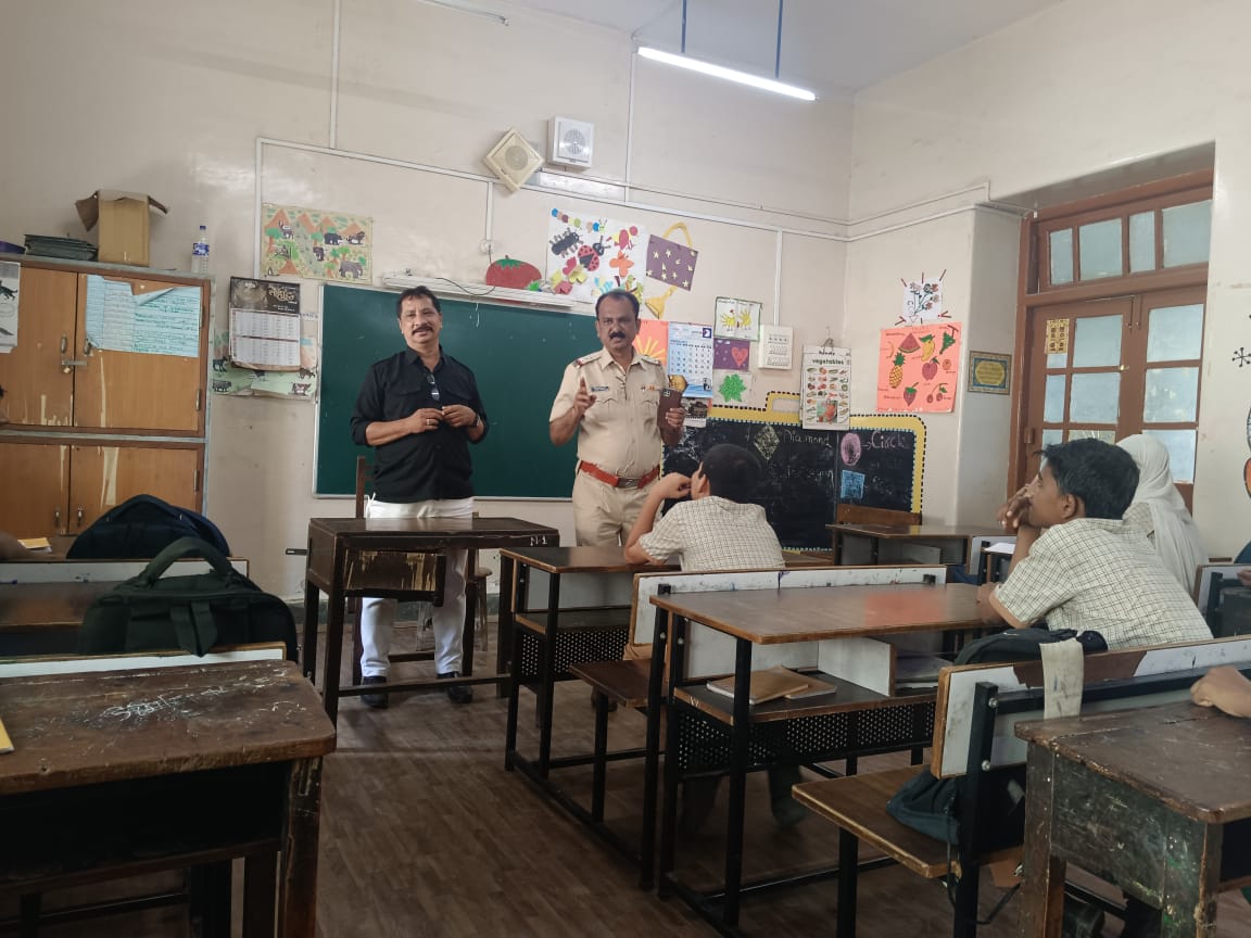 You are currently viewing ‘ स्टुडंट पोलीस कॅडेट प्रोग्राम ’ अंतर्गत घटक मुंबई शहर यांनी दिनांक 25/03/2023 रोजी नागपाडा उर्दू म्युनिसीपल सेकंडरी स्कुल व मोहम्मद उमेर रज्जाब उर्दू म्युनिसीपल सेकंडरी स्कुल येथील 8 वी व 9 वी च्या विद्यार्थ्यांना इनडोअर/आउटडोअर क्लासेस अंतर्गत disaster management या विषयावर प्रशिक्षण दिले. त्यावेळीची छायाचित्रे.