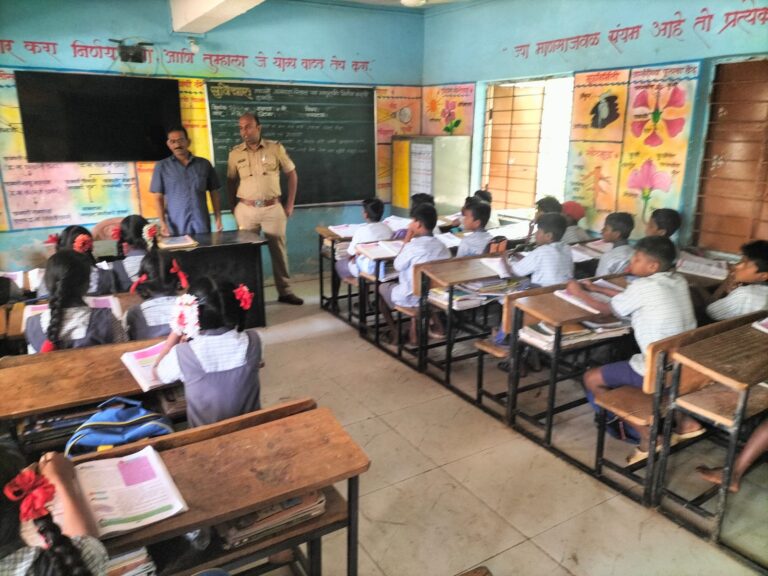 Read more about the article ‘ स्टुडंट पोलीस कॅडेट प्रोग्राम ’ अंतर्गत घटक पालघर यांनी दिनांक 28/03/2023 रोजी जि.प शाळा, भोइरपाडा, चहाडे येथील 8 वी व 9 वी च्या विद्यार्थ्यांना स्टुडंट पोलीस कॅडेट प्रोग्राम अभ्यासक्रमाच्या माहितीसह रस्ते सुरक्षा व वाहतूक जागरूकता, शिस्त, महिला बालकांचे सुरक्षितता, मूलभूत कायदे, विद्यार्थ्यांसाठी स्पर्धा परीक्षा बाबत माहिती देण्यात आली. त्यावेळीची छायाचित्रे.