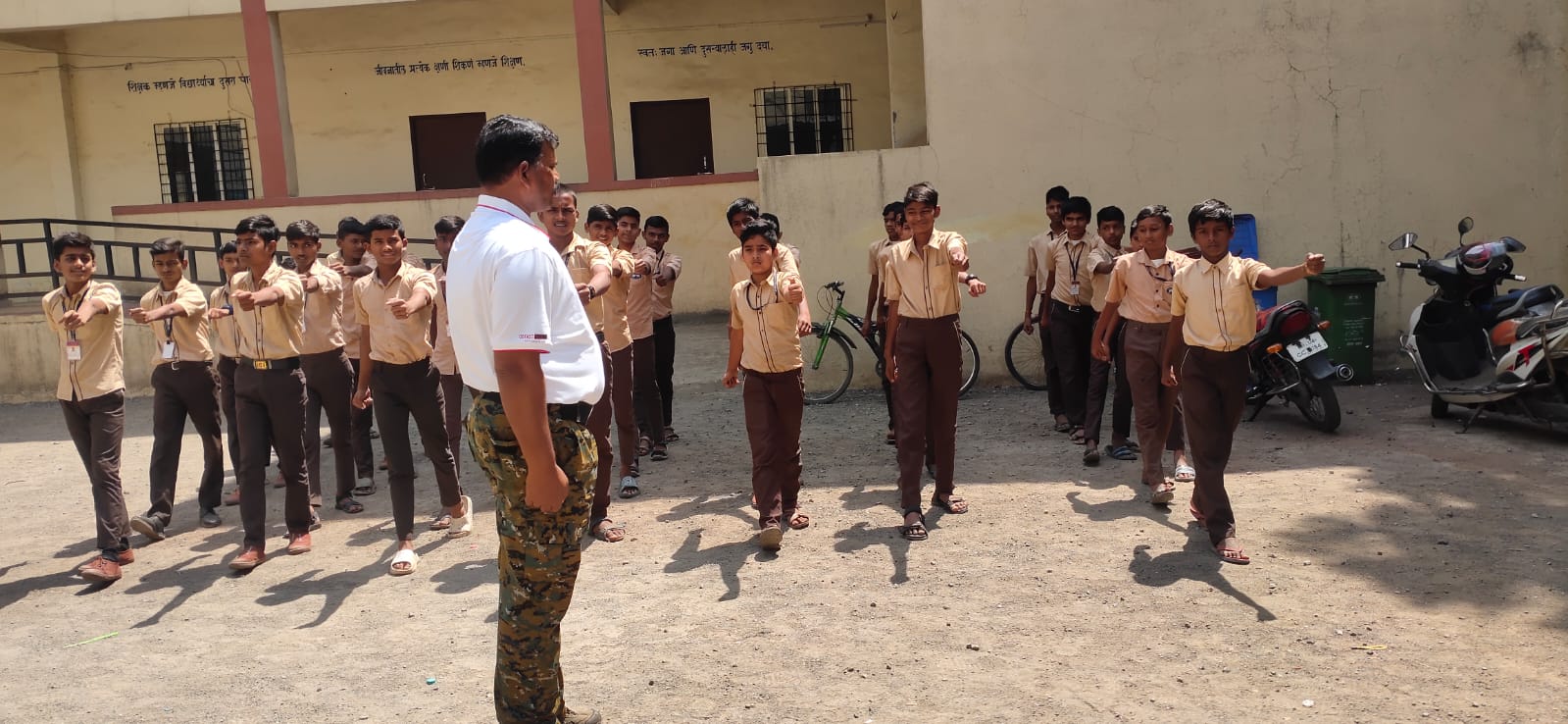 You are currently viewing स्टुडंट पोलीस कॅडेट प्रोग्राम ’ अंतर्गत घटक ठाणे शहर यांनी दिनांक 28/03/2023 रोजी महानगरपालिका मराठी शाळा टेमघर पाडा, भिवंडी येथील 8 वी व 9 वी च्या विद्यार्थ्यांना कवायत प्रशिक्षण दिले. त्यावेळीची छायाचित्रे.