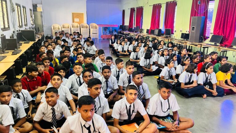 Read more about the article स्टूडंट पोलिस कॅडेट प्रोग्राम अंतर्गत घटक कोल्हापूर यांनी दिनांक 05/07/2023 रोजी जवाहर नवोदय विद्यालय कागल येथील 8 वी व 9 वी च्या विद्यार्थ्यांना वाहतूक चिन्हे व नियमांची माहिती, महिलांसाठी व मुलांकरीता असलेले कायदे, सामाजिक मूल्ये, पोलीस गुन्हे, आणि प्रतिबंध समुदाय पोलीसिंग आणि विद्यार्थी या विषयावर मार्गदर्शन केले. त्यावेळीची छायाचित्रे.