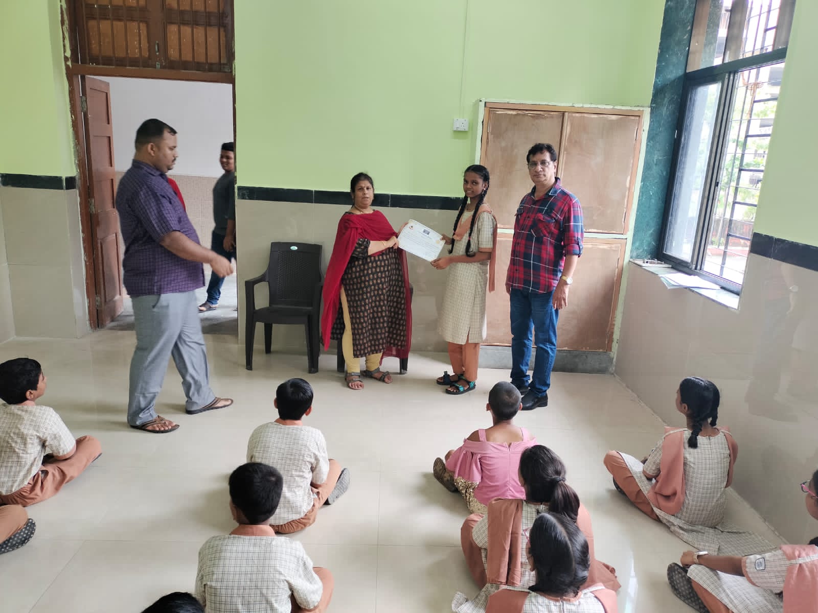You are currently viewing स्टूडंट पोलिस कॅडेट प्रोग्राम अंतर्गत घटक मुंबई शहर यांनी दिनांक 08/07/2023 रोजी ईस्ट भायखळा उर्दू म्युनिसिपल सेकंडरी स्कूल, भायखळा वेस्ट मराठी म्युनिसिपल सेकंडरी स्कूल येथील 8 वी व 9 वी च्या विद्यार्थ्यांना प्रमाणपत्रांचे वाटप केले व शाळेला एसपीसी प्रोग्राम पुस्तिकेचे वाटप करण्यात आले. त्यावेळीची छायाचित्रे.