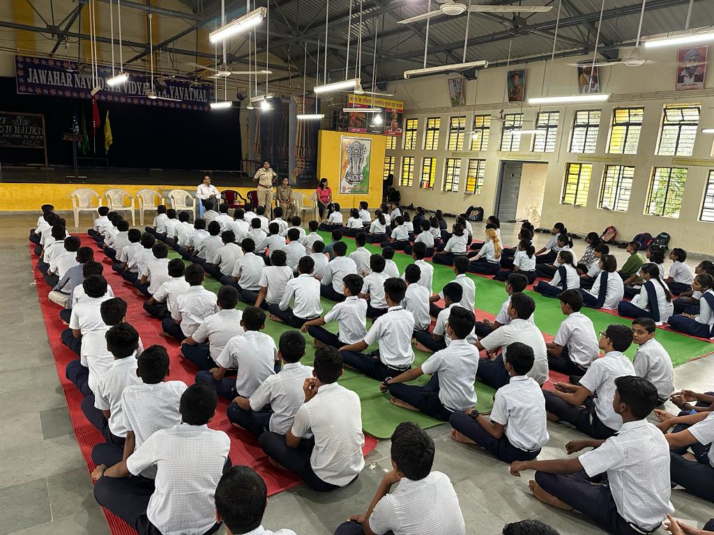You are currently viewing स्टूडंट पोलिस कॅडेट प्रोग्राम अंतर्गत घटक यवतमाळ यांनी दिनांक 19/07/2023 रोजी जवाहर नवोदय विद्यालय बेलोरा येथील 8 वी व 9 वी च्या विद्यार्थ्यांना कार्यक्रमाची माहिती दिली. त्यावेळीची छायाचित्रे.