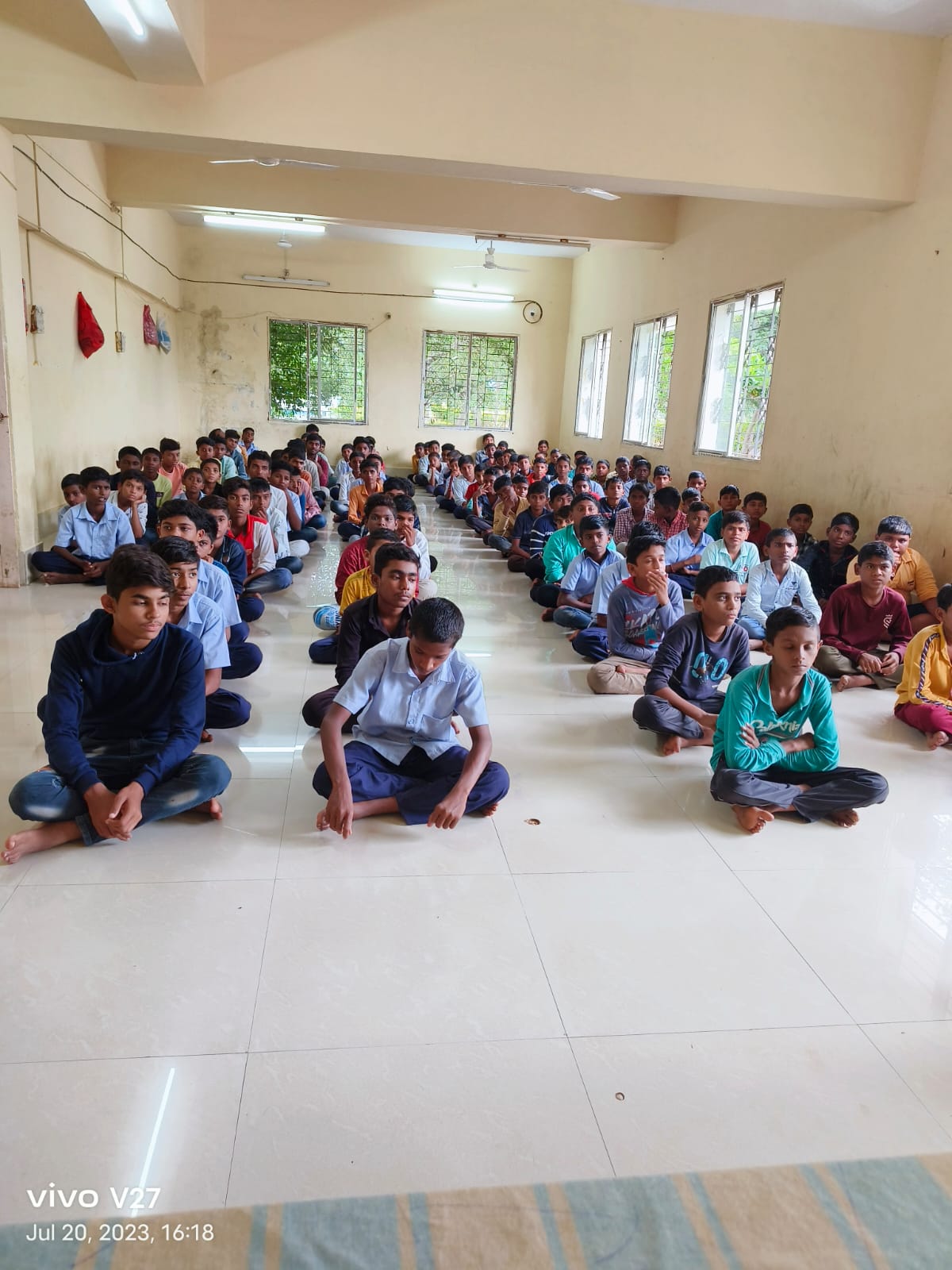 You are currently viewing स्टूडंट पोलिस कॅडेट प्रोग्राम अंतर्गत घटक वाशिम  यांनी दिनांक 20/07/023 रोजी शासकीय निवासी शाळा सवड येथील 8 वी व 9 वी च्या विद्यार्थ्यांना डायल 112 व सायबर क्राईम बाबत मार्गदर्शन केले. त्यावेळीची छायाचित्रे.