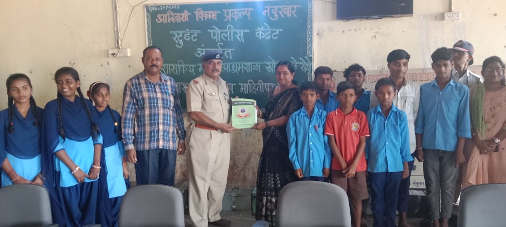 You are currently viewing स्टूडंट पोलिस कॅडेट प्रोग्राम अंतर्गत घटक नंदुरबार यांनी दिनांक 27/06/2023 रोजी शासकीय आश्रम शाळा, खोक्राळे येथील 8 वी व 9 वी च्या विद्यार्थ्यांचे आंतरवर्ग व बाह्यवर्ग प्रशिक्षण घेतले. त्यावेळीची छायाचित्रे.