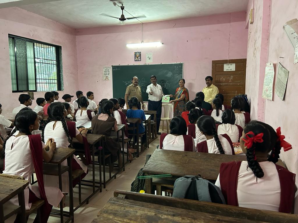 You are currently viewing स्टुडंट पोलिस कॅडेट प्रोग्राम अंतर्गत घटक ठाणे शहर यांनी दिनांक 21/07/023 रोजी माध्यमिक विद्यालय मोरवली अंबरनाथ येथील 8 वी व 9 वी च्या विद्यार्थ्यांना पोलीस गुन्हे प्रतिबंध आणि नियंत्रण, सायबर क्राईम या विषयावर मार्गदर्शन करण्यात आले. त्यावेळीची छायाचित्रे.