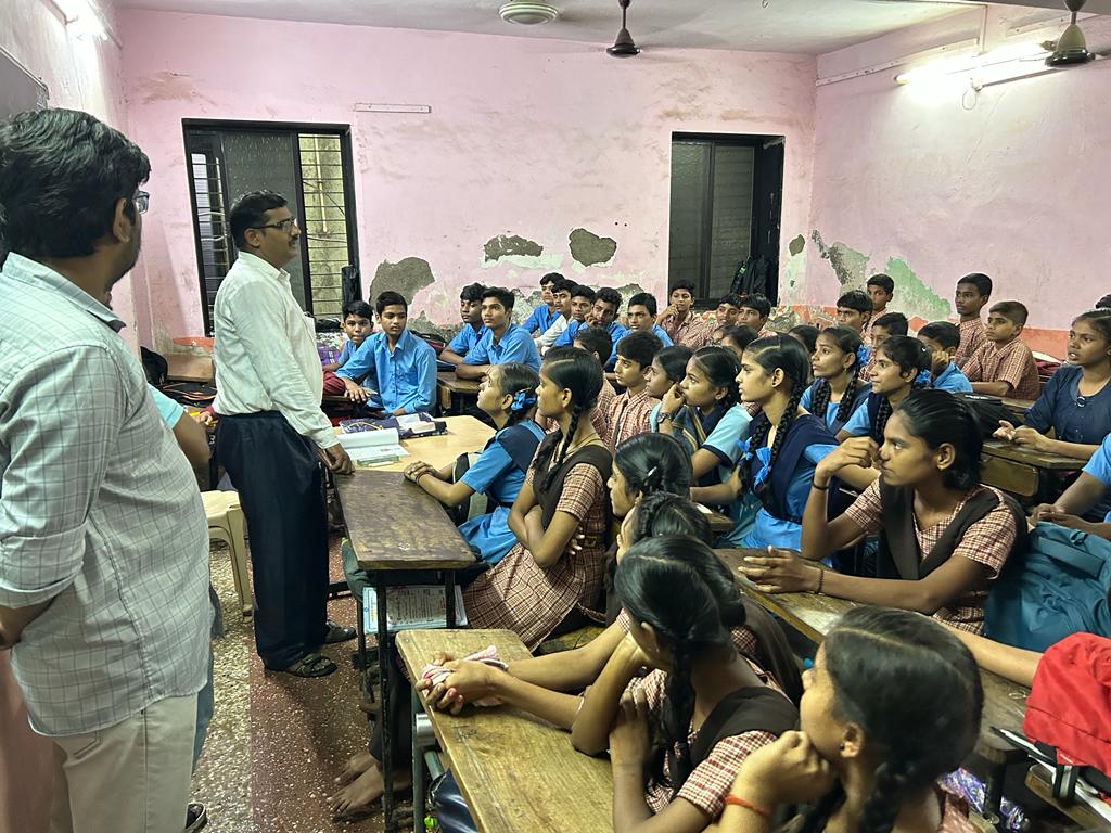 You are currently viewing स्टुडंट पोलिस कॅडेट प्रोग्राम अंतर्गत घटक ठाणे शहर यांनी दिनांक 25/07/023 रोजी केडीएमसी हिंदी स्कूल डोंबीवली येथील 8 वी व 9 वी च्या विद्यार्थ्यांना पोलीस गुन्हे प्रतिबंध आणि नियंत्रण,  या विषयावर मार्गदर्शन केले. त्यावेळीची छायाचित्रे.