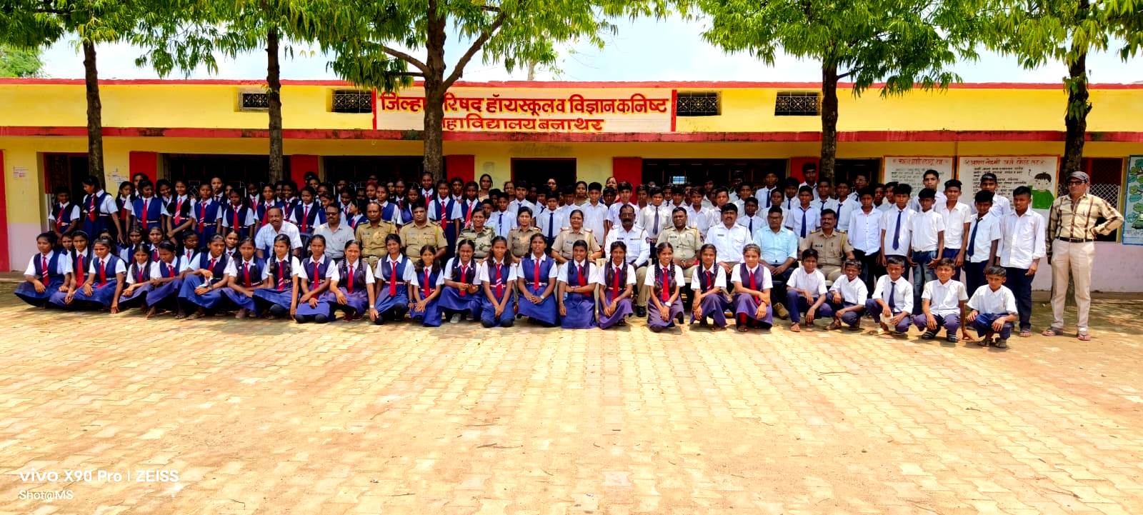 You are currently viewing स्टुडंट पोलिस कॅडेट प्रोग्राम अंतर्गत घटक गोंदिया यांनी दिनांक 25/07/023 रोजी जिल्हा परिषद हाई स्कूल बनाथर येथील 8 वी व 9 वी च्या विद्यार्थ्यांना पोलीस स्टेशन चे कामकाज, रस्ते सुरक्षा व वाहतूक जागरूकता, सायबर क्राईम, आई वडील व गुरु यांचा मानसम्मान, बालविवाह, महिला व बालकाची सुरक्षीतता, ध्यान साधना इत्यादी बाबत  प्रशिक्षण देण्यात आले. वेळीची छायाचित्रे.