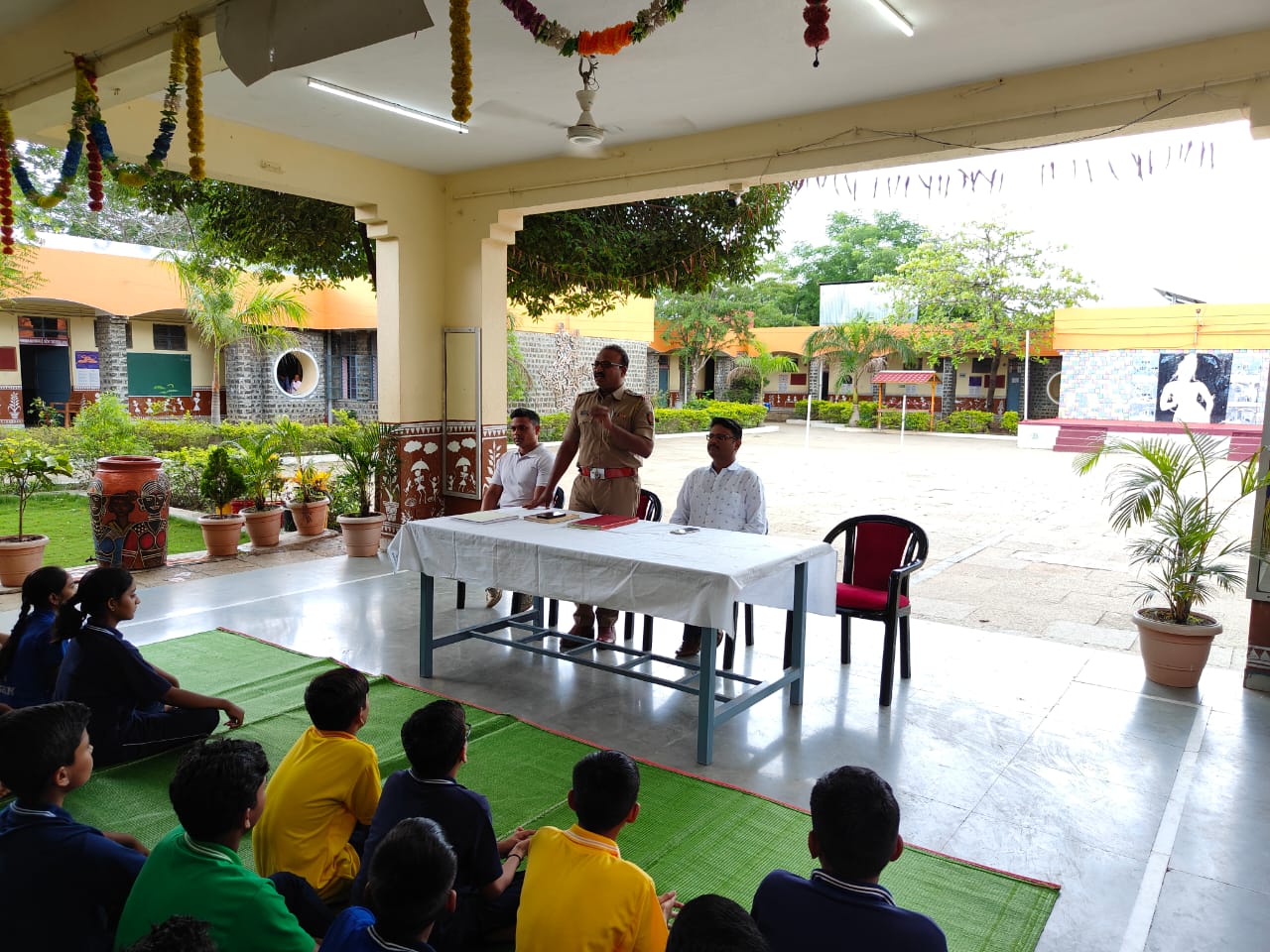 You are currently viewing स्टुडंट पोलिस कॅडेट प्रोग्राम अंतर्गत घटक वाशिम यांनी दिनांक 24/07/023 रोजी नवोदय विद्यालय वाशिम येथील 8 वी व 9 वी च्या विद्यार्थ्यांना डायल 112 , निर्भय्या पथक, तसेच सायबर क्राईम बद्दल माहिती दिली व बाह्यवर्गा मध्ये आम्ही पदकवयात बाबत माहिती दिली व सावधान, विश्राम, आरामसे कामे शिकविण्यात आली. त्यावेळीची छायाचित्रे.