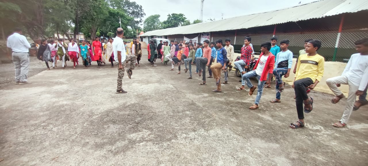 You are currently viewing स्टुडंट पोलिस कॅडेट प्रोग्राम अंतर्गत घटक वाशिम यांनी दिनांक 20/07/023 रोजी शासकीय  आश्रमशाळा मुसळवाडी येथील 8 वी व 9 वी च्या विद्यार्थ्यांना डायल 112 व सावधान, विश्राम, आरामसे शिकविण्यात आली. त्यावेळीची छायाचित्रे.