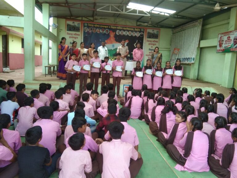 Read more about the article स्टुडंट पोलिस कॅडेट प्रोग्राम अंतर्गत घटक भंडारा यांनी दिनांक 25/07/023 रोजी जिल्हा परिषद हायस्कूल, सिहोरा येथील 8 वी व 9 वी च्या विद्यार्थ्यांना प्रमाणपत्राचे वाटप करण्यात आले. विद्यार्थ्यांना स्टुडंट पोलीस कॅडेट कार्यक्रम अंतर्गत  गुड टच, बॅड टच, विद्यार्थ्यासोबत घडणारे लैंगिक अत्याचार , (पोस्को ऍक्ट), बालकाचे हक्क व अधिकार कायदा, मोटार वाहन कायदा, धुम्रपान व त्याचे दुष्परिणाम, सायबर क्राइम, याबाबत मार्गदर्शन करून हेल्पलाइन क्रमांक 112 आणि 1098 चा वापर करणे, बाबत माहिती देण्यात आली. त्यावेळीची छायाचित्रे.
