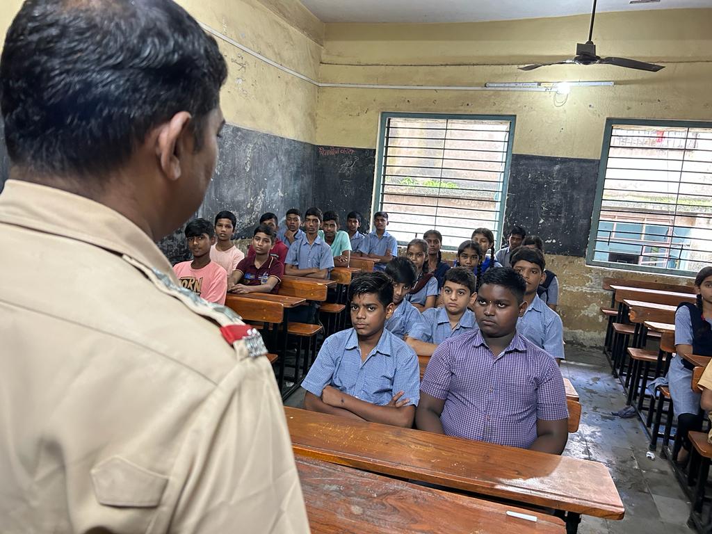 You are currently viewing स्टुडंट पोलिस कॅडेट प्रोग्राम अंतर्गत घटक ठाणे शहर यांनी दिनांक 25/07/023 रोजी कामतघर तेलगू शाळा भिवंडी येथील 8 वी व 9 वी च्या विद्यार्थ्यांना पोलीस गुन्हे प्रतिबंध आणि नियंत्रण,  या विषयावर माहिती देण्यात आली. त्यावेळीची छायाचित्रे.