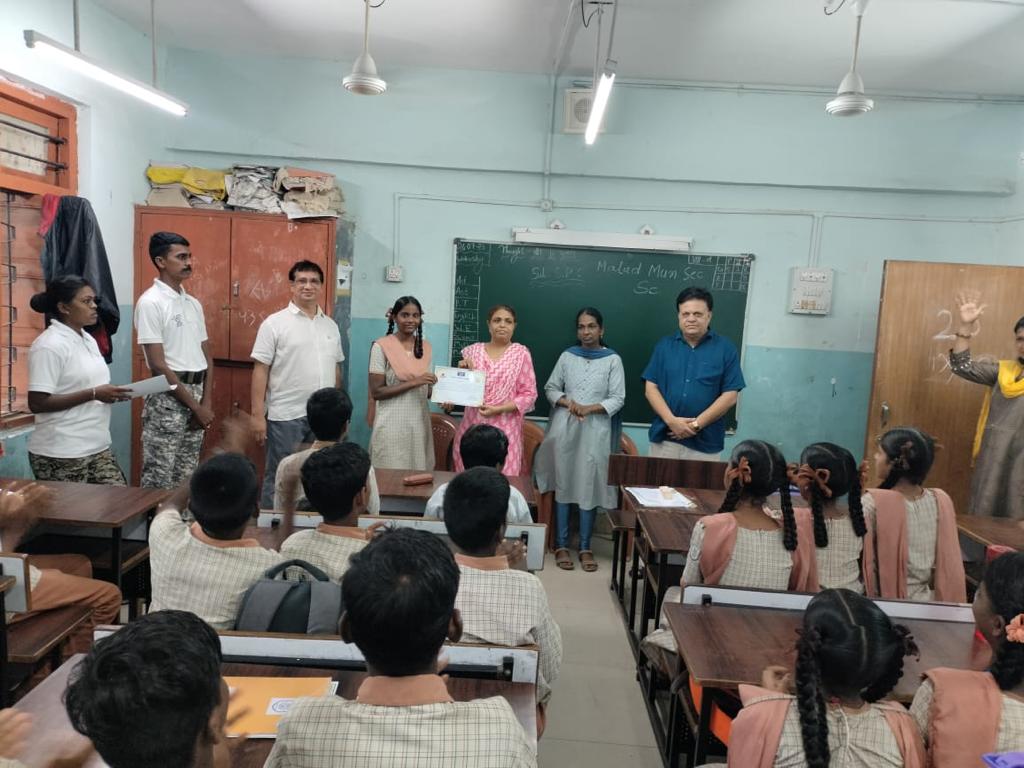 You are currently viewing स्टुडंट पोलिस कॅडेट प्रोग्राम अंतर्गत घटक मुंबई शहर यांनी दिनांक 25/07/023 रोजी टोपीवाला म्युनिसिपल सेकंडरी स्कूल, मालाड म्युनिसिपल सेकंडरी स्कूल येथील 8 वी व 9 वी च्या विद्यार्थ्यांना पोलिस-गुन्हे प्रतिबंध व नियंत्रण माहिती देवुन विद्यार्थ्यांना पोलिस कवायतींचे प्रशिक्षण देण्यात आले. त्यावेळीची छायाचित्रे.