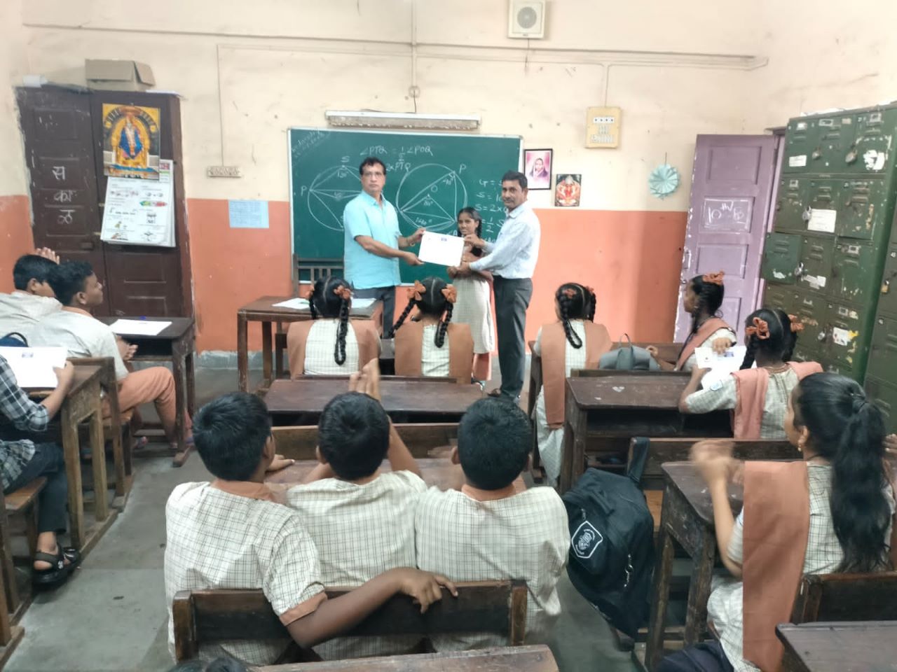 You are currently viewing स्टुडंट पोलिस कॅडेट प्रोग्राम अंतर्गत घटक मुंबई शहर यांनी दिनांक 28/07/023 रोजी Goregaon east municipal secondary school व Motilal nagar municipal secondary school येथील 8 वी व 9 वी च्या विद्यार्थ्यांना पोलिस कवायतींचे प्रशिक्षण देण्यात आले. त्यावेळीची छायाचित्रे.