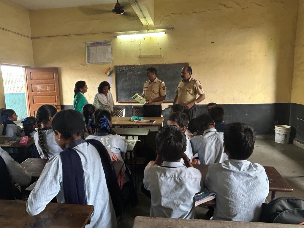 You are currently viewing स्टुडंट पोलिस कॅडेट प्रोग्राम अंतर्गत घटक ठाणे शहर यांनी दिनांक 01/08/023 रोजी पद्मा नगर तेलगू शाळा भिवंडी येथील 8 वी व 9 वी च्या विद्यार्थ्यांना पोलीस गुन्हे प्रतिबंध आणि नियंत्रण,  या विषयावर सपोनी कोकरे एएसआय पाटील  यांनी लेक्चर घेऊन  हेल्पलाइन  बद्दल माहिती देण्यात आली आहे. त्यावेळीची छायाचित्रे.