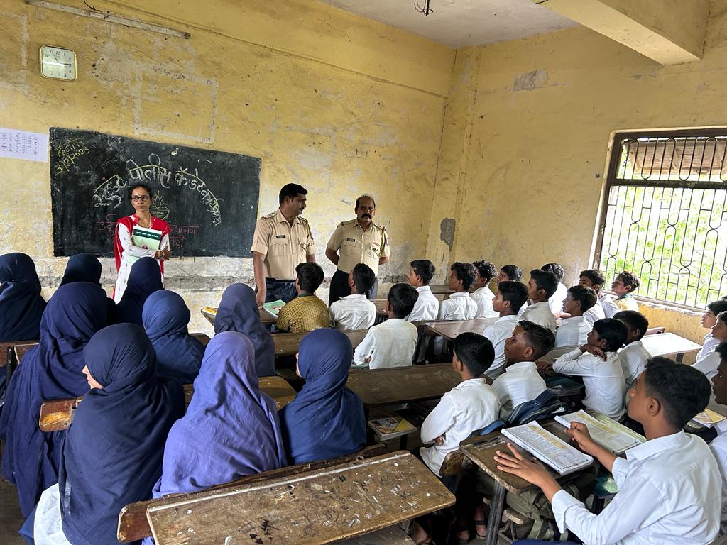 You are currently viewing स्टुडंट पोलिस कॅडेट प्रोग्राम अंतर्गत घटक ठाणे शहर यांनी दिनांक 03/08/023 रोजी अवचित पाडा उर्दू शाळा  भिवंडी येथील 8 वी व 9 वी च्या विद्यार्थ्यांना पोलीस गुन्हे प्रतिबंध आणि नियंत्रण,  या विषयावर मार्गदर्शन केले. त्यावेळीची छायाचित्रे.