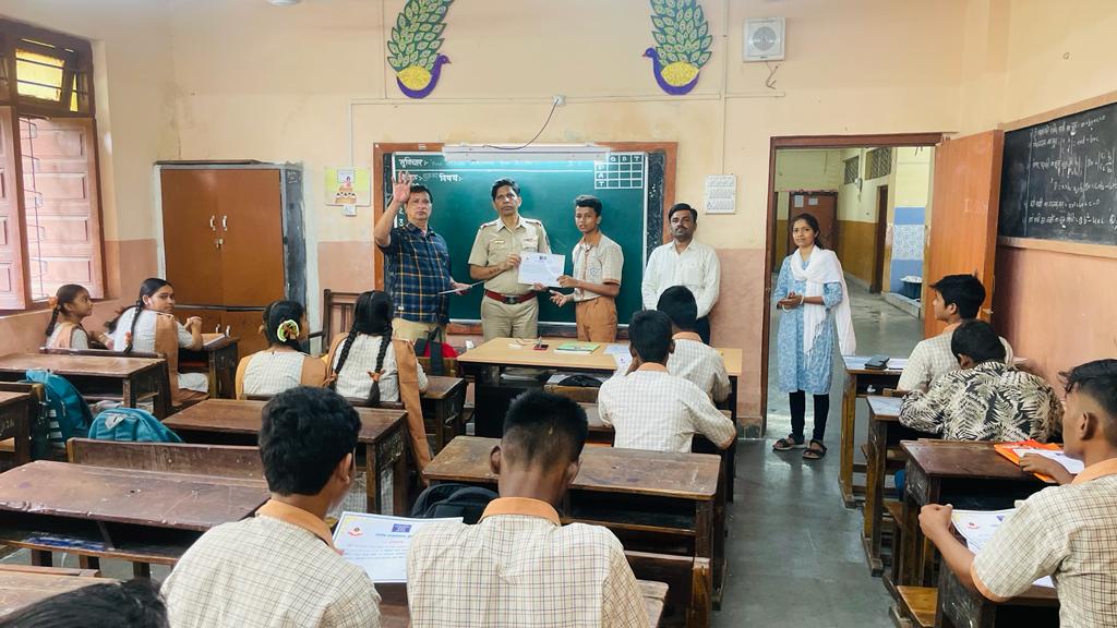You are currently viewing स्टुडंट पोलिस कॅडेट प्रोग्राम अंतर्गत घटक मुंबई यांनी दिनांक 04/08/023 रोजी बोरिवली म्युनिसिपल सेकंडरी स्कूल येथील 8 वी व 9 वी च्या विद्यार्थ्यांना पोलिस-गुन्हे प्रतिबंध व नियंत्रण या विषयावर लेक्चर देवुन एसपीसीच्या २१ विद्यार्थ्यांना पोलिस कवायतींचे प्रशिक्षण देण्यात आले. तसेच एसपीसीचे प्रशिक्षण पूर्ण केलेल्या विद्यार्थ्यांना प्रमाणपत्रांचे वाटप करण्यात आले. त्यावेळीची छायाचित्रे.