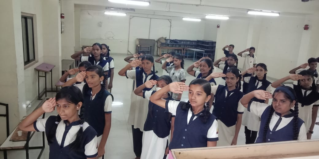 You are currently viewing स्टुडंट पोलिस कॅडेट प्रोग्राम अंतर्गत घटक पुणे शहर यांनी दिनांक 05/08/2023 रोजी बालवीर शिरिष कुमार विद्यालय शिवाजीनगर येथील 8 वी व 9 वी च्या विद्यार्थ्यांना कवायत प्रशिक्षण देण्यात आले. त्यावेळीची छायाचित्रे.