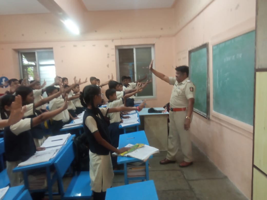 You are currently viewing स्टुडंट पोलिस कॅडेट प्रोग्राम अंतर्गत घटक पुणे शहर यांनी दिनांक 07/08/2023 रोजी वसंत दादा पाटील स्कूल व रफी अहमद किडवाई उर्दू स्कूल येथील 8 वी व 9 वी च्या विद्यार्थ्यांना वाहतूक नियमाचे प्रशिक्षण देण्यात आले. त्यावेळीची छायाचित्रे.