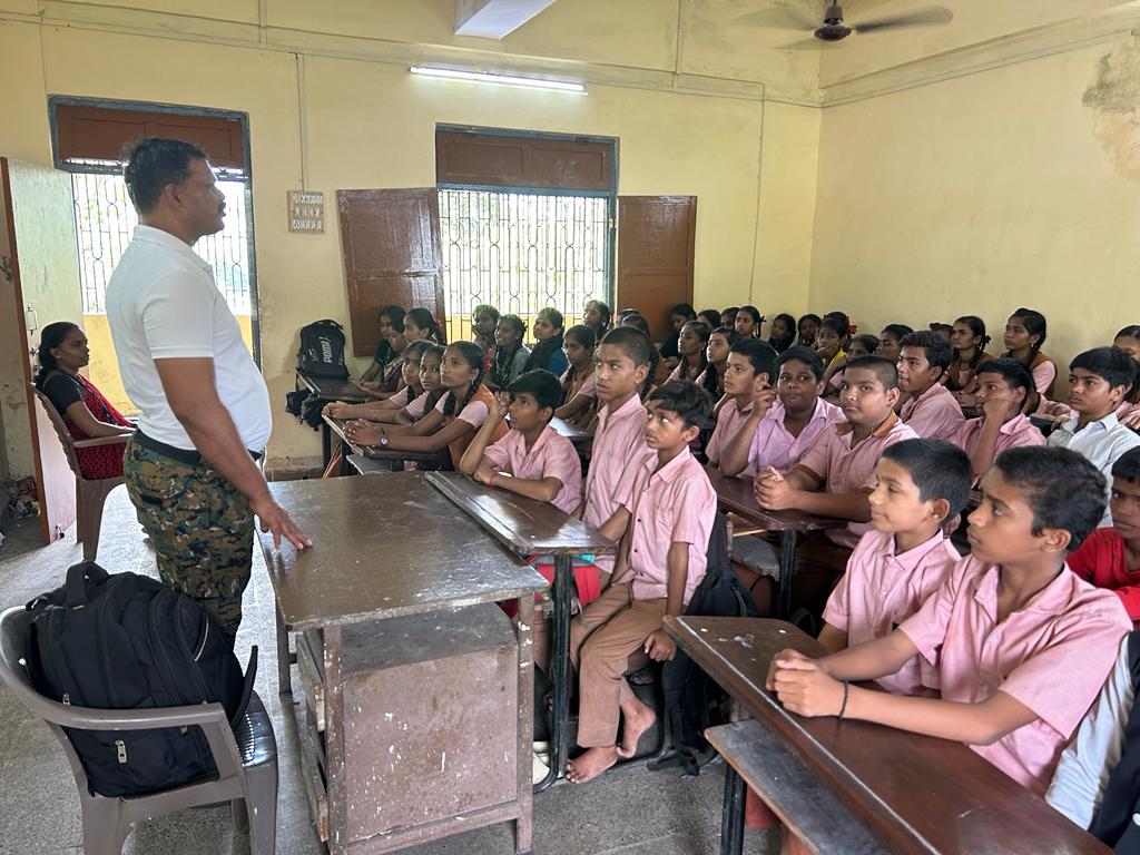 You are currently viewing स्टुडंट पोलिस कॅडेट प्रोग्राम अंतर्गत घटक ठाणे शहर यांनी दिनांक 08/08/2023 रोजी नवी वस्ती मराठी माध्यमिक विद्यालय भिवंडी येथील 8 वी व 9 वी च्या विद्यार्थ्यांना जनता भिमुख पोलिसिंगआणि विद्यार्थी या विषयावर मार्गदर्शन केले. त्यावेळीची छायाचित्रे.