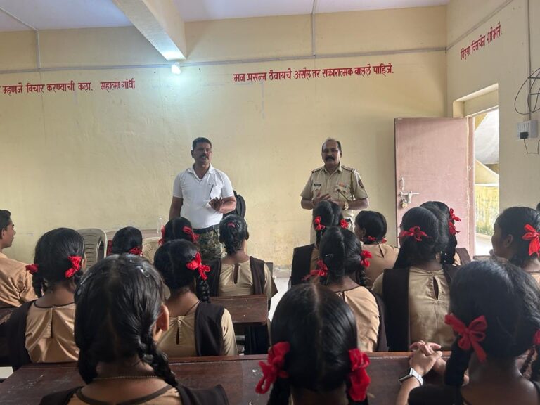 Read more about the article स्टुडंट पोलिस कॅडेट प्रोग्राम अंतर्गत घटक ठाणे शहर यांनी दिनांक 09/08/2023 रोजी टेमघर पाडा मराठी माध्यमिक शाळा भादवड भिवंडी येथील 8 वी व 9 वी च्या विद्यार्थ्यांना जनता भिमुख पोलिसिंगआणि विद्यार्थी या विषयावर  (इन डोअर ) लेक्चर दिले तसेच बाह्य वर्गामध्ये (आउट डोअर ) पीटी व परेड यांचे प्रशिक्षण देण्यात आले. त्यावेळीची छायाचित्रे.