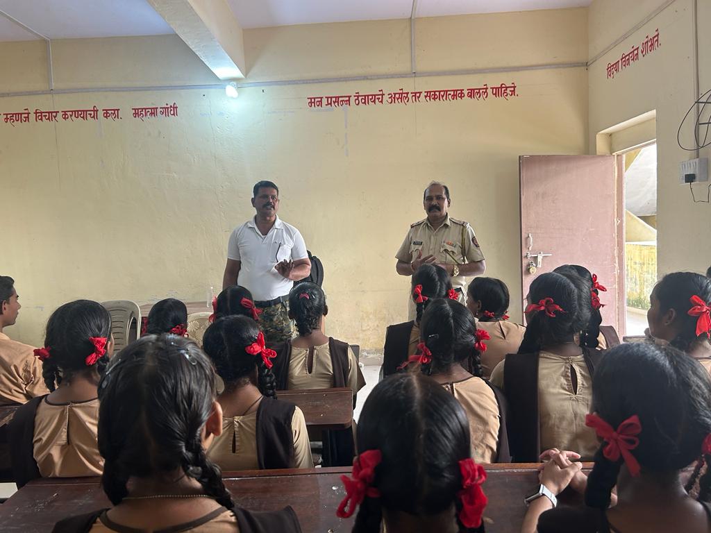 You are currently viewing स्टुडंट पोलिस कॅडेट प्रोग्राम अंतर्गत घटक ठाणे शहर यांनी दिनांक 09/08/2023 रोजी टेमघर पाडा मराठी माध्यमिक शाळा भादवड भिवंडी येथील 8 वी व 9 वी च्या विद्यार्थ्यांना जनता भिमुख पोलिसिंगआणि विद्यार्थी या विषयावर  (इन डोअर ) लेक्चर दिले तसेच बाह्य वर्गामध्ये (आउट डोअर ) पीटी व परेड यांचे प्रशिक्षण देण्यात आले. त्यावेळीची छायाचित्रे.