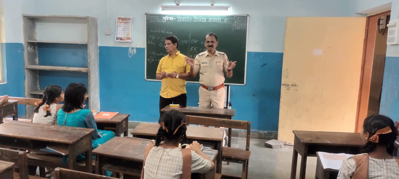 You are currently viewing स्टुडंट पोलिस कॅडेट प्रोग्राम अंतर्गत घटक मुंबई यांनी दिनांक 09/08/2023 रोजी जी. के. मार्ग मराठी म्युनिसिपल सेकंडरी स्कूल व डॉ. बाबासाहेब आंबेडकर मार्ग म्युनिसिपल सेकंडरी स्कूल येथील 8 वी व 9 वी च्या विद्यार्थ्यांना पोलिस-गुन्हे प्रतिबंध व नियंत्रण या विषयावर लेक्चर देवुन विद्यार्थ्यांना पोलिस कवायतींचे प्रशिक्षण देण्यात आले. त्यावेळीची छायाचित्रे.