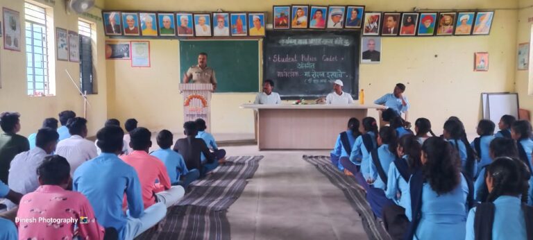 Read more about the article स्टुडंट पोलिस कॅडेट प्रोग्राम अंतर्गत घटक चंद्रपूर यांनी दिनांक 09/08/2023 रोजी शासकीय माध्यमिक व उच्च माध्यमिक आश्रम शाळा मंगी तालुका राजुरा व जिल्हा परिषद माध्यमिक व उच्च माध्यमिक कान्हालगाव तालुका कोरपना येथील 8 वी व 9 वी च्या विद्यार्थ्यांना शिस्त संयम सहनशीलता आणि व्यायामाचे महत्त्व हे किती आवश्यक आहे याच्या वरती मार्गदर्शन करण्यात आले. त्यावेळीची छायाचित्रे.