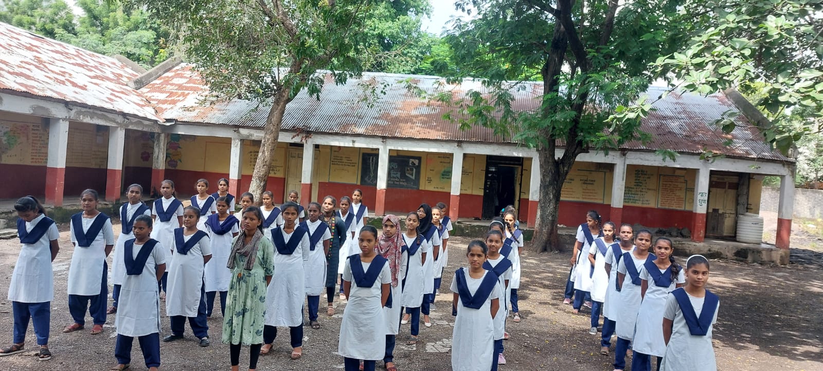 You are currently viewing स्टुडंट पोलिस कॅडेट प्रोग्राम अंतर्गत घटक नांदेड यांनी दिनांक 9 /8 /2023 रोजी जिल्हा परिषद मुलींची शाळा, वजिराबाद नांदेड येथील 8 वी व 9 वी च्या विद्यार्थ्यांना(आउट डोअर )पीटी व परेड कवायतींचे प्रशिक्षण देण्यात आले.