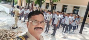 Read more about the article आज दिनांक ३१/१०/२०२३ रोजी SPC कार्यक्रम अंतर्गत संजय नगर मनपा हायस्कूल दीप्टी सिग्नल कलमना नागपूर येथे रस्ता सुरक्षा व शिस्त अंगिकार करण्यासाठी शाळेतील व मैदानी प्रशिक्षण देण्यात आले. तेथील मुख्याध्यापक व शिक्षक वर्ग उपस्थित होते. नोडल अधिकारी API महेंद्र आहेरपाटील यांच्या मार्गर्शनाखाली टीम HC शांताराम ठोंबरे व NPC राजकुमार कोडापे यांनी मार्गदर्शन व प्रशिक्षण दिले.