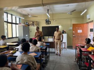 Read more about the article दिनांक २४/०१/२०२४ रोजी एसपीसी प्रोग्राम अंतर्गत प्रभादेवी मराठी म्युनिसिपल सेकंडरी स्कूल ८ वी व ९ वी च्या एसपीसीच्या विद्यार्थ्यांना रस्ता सुरक्षा रहदारी जागरूकता आणि पोलिस गुन्हे प्रतिबंध व नियंत्रण या विषयांवर लेक्चर देवुन विद्यार्थ्यांना पोलिस कवायतींचे प्रशिक्षण देण्यात आले.