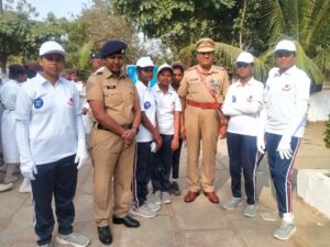 Read more about the article दिनांक 26/01/2024 रोजी student police cadet programme अंतर्गत शासकीय माध्यमिक आश्रम शाळा होटगी ता. दक्षिण सोलापूर येथील इ. 8 वी, 9 वी . चे SPC विद्यार्थ्यांना 26 जानेवारी प्रजासत्तक दिनानिमित्त परेड घेण्यात आली आहे.