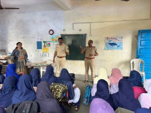 Read more about the article दिनांक – 03/07/2024 रोजी student police cadet , programme ठाणे शहर अंतर्गत निजामपूरा उर्दु शाळा , भिवंडी, जिल्हा ठाणे येथील इ. 8 वी, 9 वी . चे विद्यार्थ्यांना शिस्त आणि महाराष्ट्र पोलीस या विषयावर मागदर्शन केले.