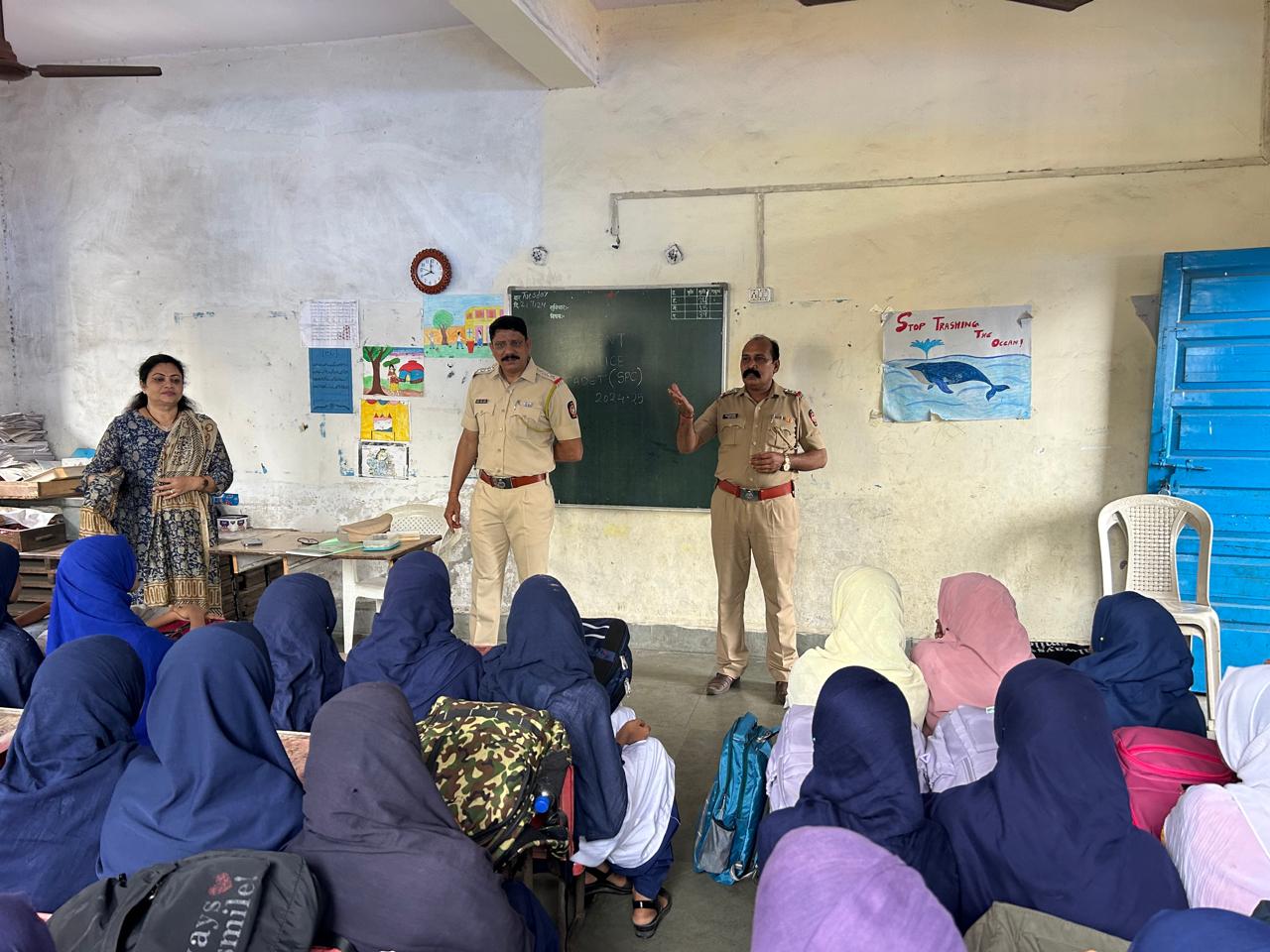 You are currently viewing दिनांक – 03/07/2024 रोजी student police cadet , programme ठाणे शहर अंतर्गत निजामपूरा उर्दु शाळा , भिवंडी, जिल्हा ठाणे येथील इ. 8 वी, 9 वी . चे विद्यार्थ्यांना शिस्त आणि महाराष्ट्र पोलीस या विषयावर मागदर्शन केले.