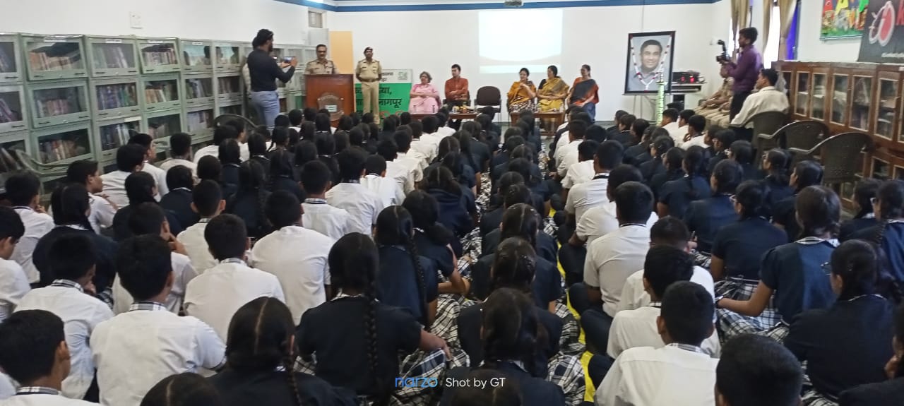 You are currently viewing दिनांक २४/७/२०२४ रोजी RSP व SPC संयुक्त कार्यक्रम अंतर्गत “सांदीपानी हायस्कूल” अमरावती नागपूर येथील विद्यार्थ्यांना रस्ता सुरक्षा बाबत व सायबर क्राईम प्रतिबंध व नियंत्रण तसेच समाज मध्ये वाईट गोष्टी विरुद्ध लढा, महिला व मुलींची सुरक्षा अशे अनेक विषयावर मा. रविन्द्र कुमार सिंगल(नागपूर शहर आयुक्त) यांनी मार्गदर्शन केले.