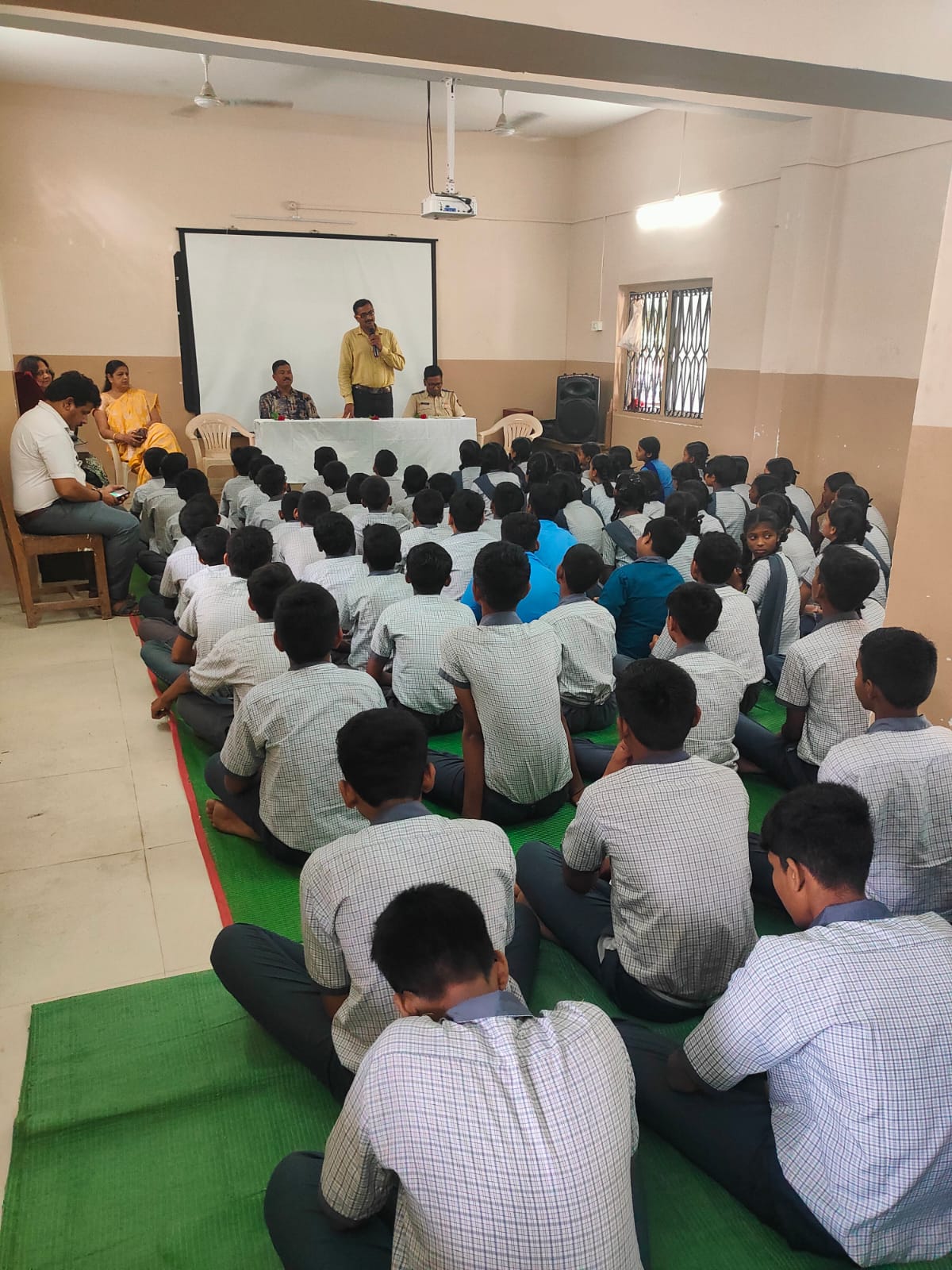 You are currently viewing दिनांक २५/७/२०२४ रोजी SPC कार्यक्रम अंतर्गत “दुर्गा नगर हायस्कूल” दुर्गा नगर पोस्टे सक्करदरा नागपूर येथील ८,९ च्या विद्यार्थ्यांना रस्ता सुरक्षा बाबत तसेच समाज मध्ये वाईट गोष्टी विरुद्ध लढा, महिला व मुलींची सुरक्षा विद्यार्थ्यांसाठी सायबर सुरक्षा अशे अनेक विषयी बाबत मारगदर्शन देण्यात आले.